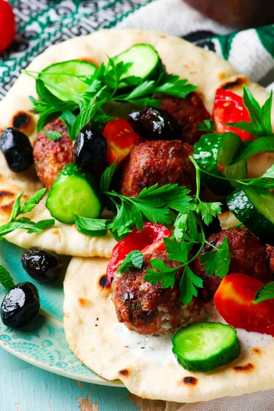 Bolinhos de carne gregos keftedes com pita e tzatziki — Fotografia de Stock