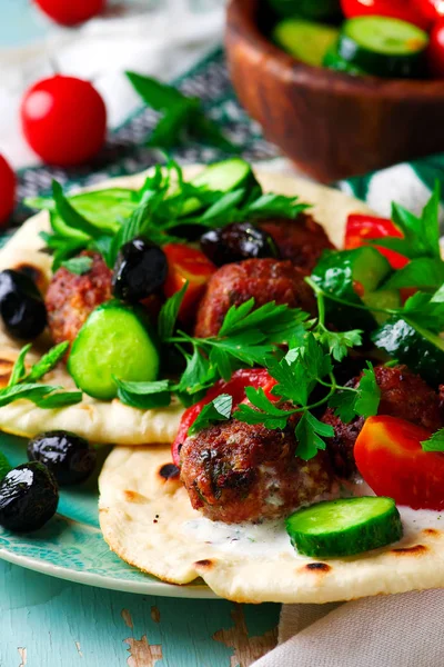 ギリシャ meatbolls ケフテデス ザジキとピタパン — ストック写真