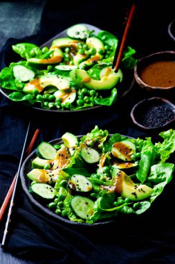 Yeşil salata ile miso sosu