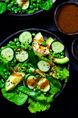 Yeşil salata ile miso sosu