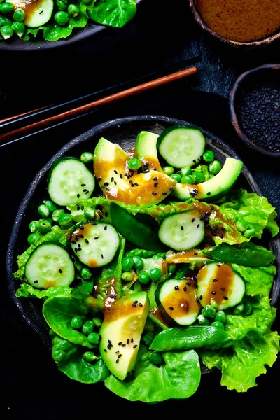 Salade verte avec vinaigrette miso — Photo