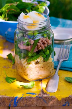 Yaz maison kavanoz salatası. açık ışığı. 