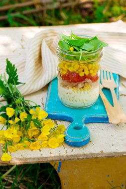 Yaz maison kavanoz salatası. açık ışığı. 