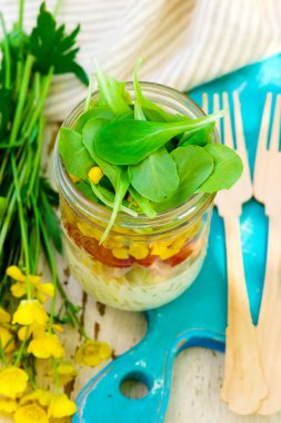 Yaz maison kavanoz salatası. açık ışığı. 