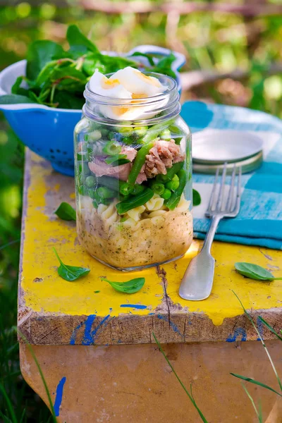 Yaz maison kavanoz salatası. açık ışığı. 