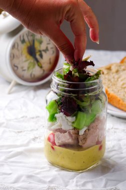 Yaz maison kavanoz salatası. 