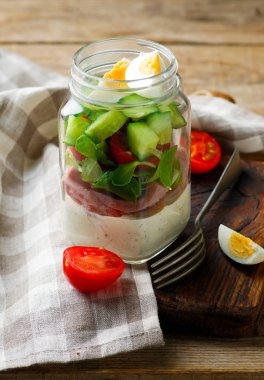 Yaz maison kavanoz salatası. 