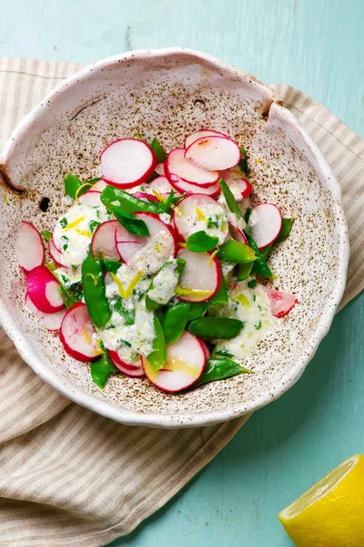 Snap pearadish Sałatka herbed jogurt... styl rustic.selective ostrości — Zdjęcie stockowe