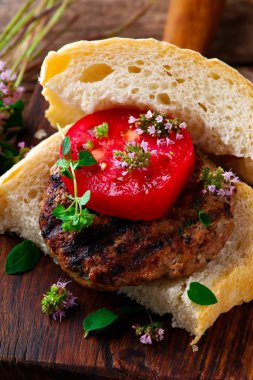 Izgara otlu burger.style rustik .selective odak