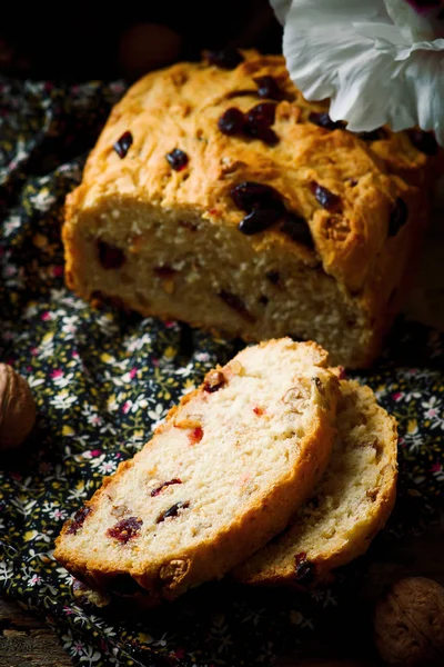 Cranberry and walnut bread baked in the bread machine — Stock Photo, Image