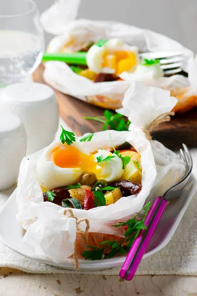 Verduras con salchichas en pergamino . — Foto de Stock