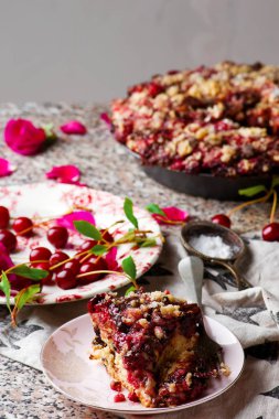 çikolatalı kiraz kek çikolata yulaf streusel ile.