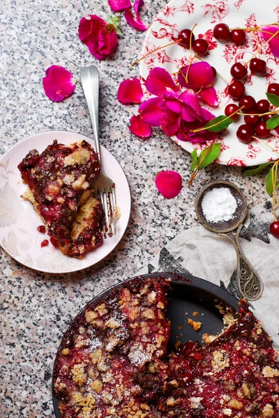 Gâteau cerise au chocolat avec streusel d'avoine au chocolat . — Photo