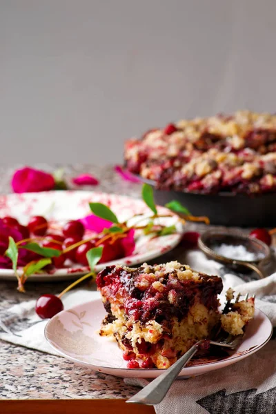 Pastel de cereza con chocolate streusel de avena . — Foto de Stock