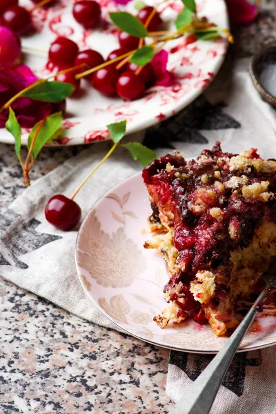 Bolo de cereja chocolate com streusel de aveia de chocolate . — Fotografia de Stock