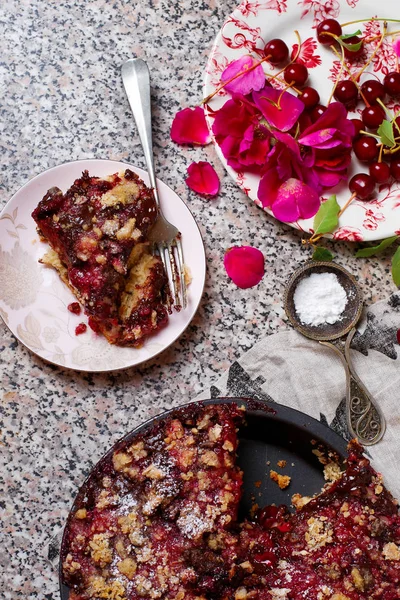 Torta di ciliegie al cioccolato con streusel di avena al cioccolato . — Foto Stock