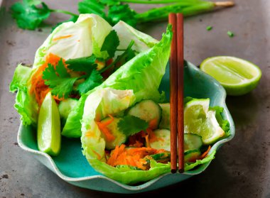 Tay salatalık ve havuç salatası.