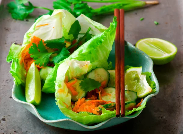 Tay salatalık ve havuç salatası.