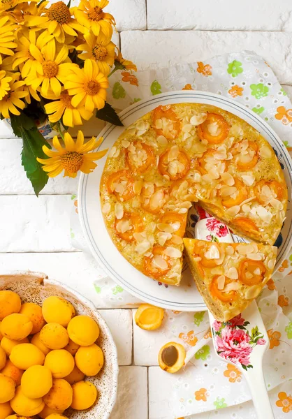 杏和杏仁橄榄油蛋糕 — 图库照片