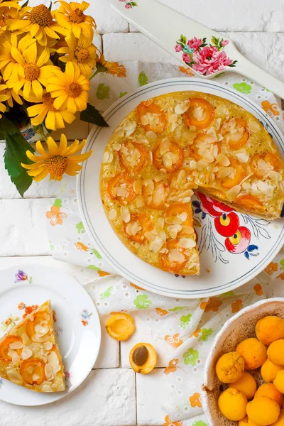 Aprikosen- und Mandel-Olivenölkuchen — Stockfoto