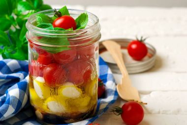 Mason kavanoza Caprese salatası. rustik tarzı