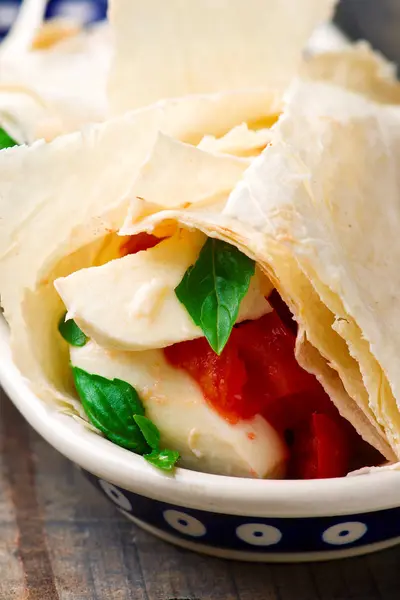 Avokado caprese wrap.selective fokus — Stockfoto