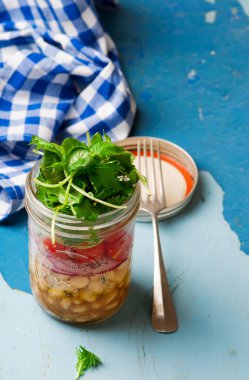 marine edilmiş beyaz fasulye salatası kavanoz