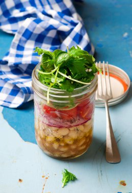 marine edilmiş beyaz fasulye salatası kavanoz