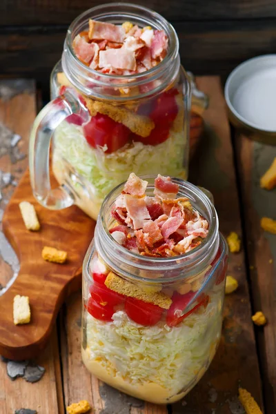 BLT sallad i maison burken. — Stockfoto