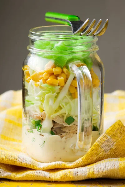 Grönsaker och majs sallad i maison burken — Stockfoto
