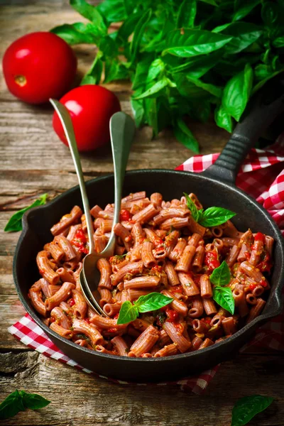 Peulvruchten Pasta alla Puttanesca.style rustiek — Stockfoto