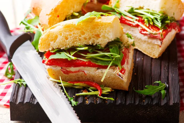 Focaccia pečené červené papriky rukolou sendviče. — Stock fotografie