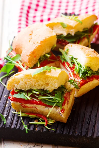 Focaccia kavrulmuş kırmızı biber roka sandviç. — Stok fotoğraf