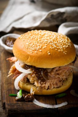 Demlenmiş Domuz sandviç... tarzı rustik.