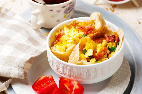 Breackfast omlet pita.selective odak