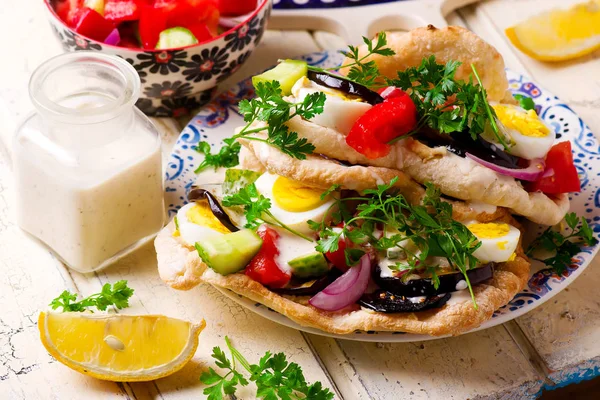 Pita sabich sandwich.selective fokus — Stockfoto