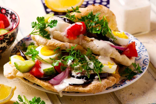 Pita sabich sandwich.selective fokus — Stockfoto