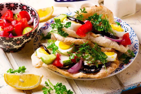 Pita sabich sandwich.selective fokus — Stockfoto