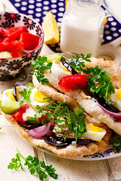 Pita sabich sandwich.selective fokus — Stockfoto