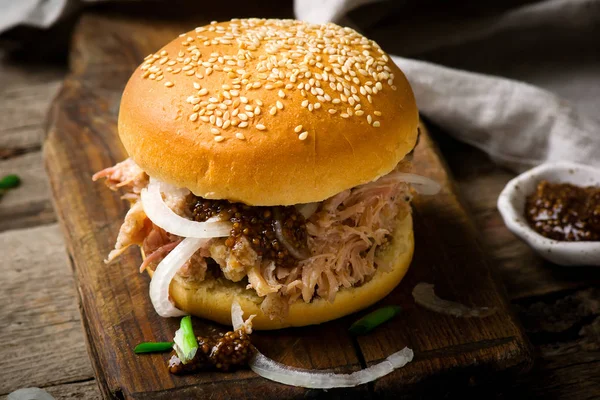 Sandwich daging babi rebus.... gaya pedesaan . — Stok Foto