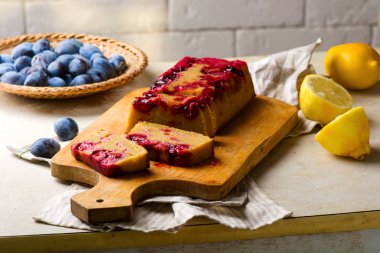 baş aşağı Erik ve zeytin yağı pasta