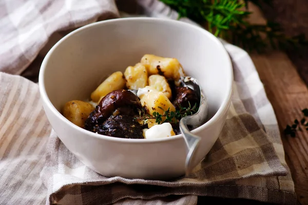 Gnocchi med vilda mushrooms.style rustik. — Stockfoto