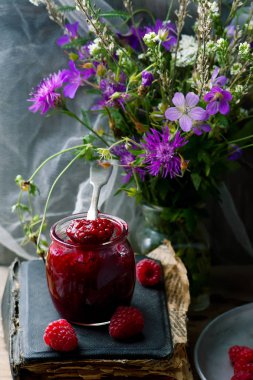Ev yapımı kolay ahududu doldurma içinde kavanoz 