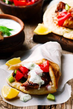 cacık ile Yunan tavuk döner