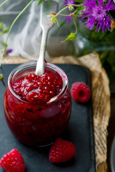 Fait maison facile framboise remplissage dans le bocal — Photo