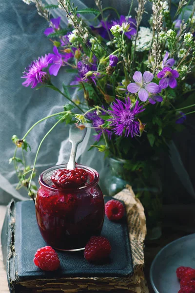 Hausgemachte leichte Himbeerfüllung in das Glas — Stockfoto