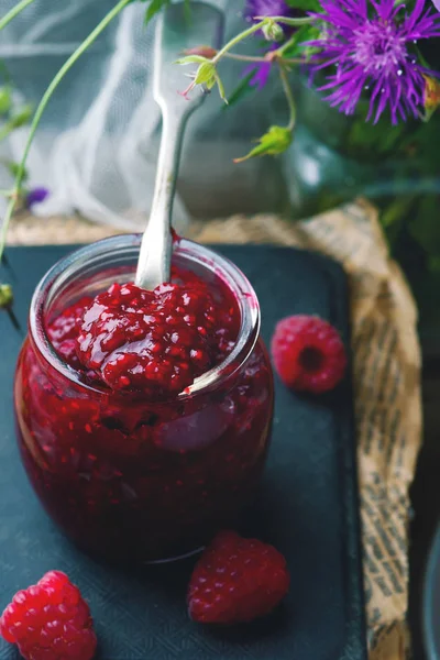 Ev yapımı kolay ahududu doldurma içinde kavanoz 