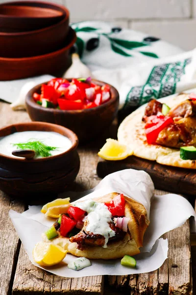 Greek chicken gyros with tzatziki — Stock Photo, Image