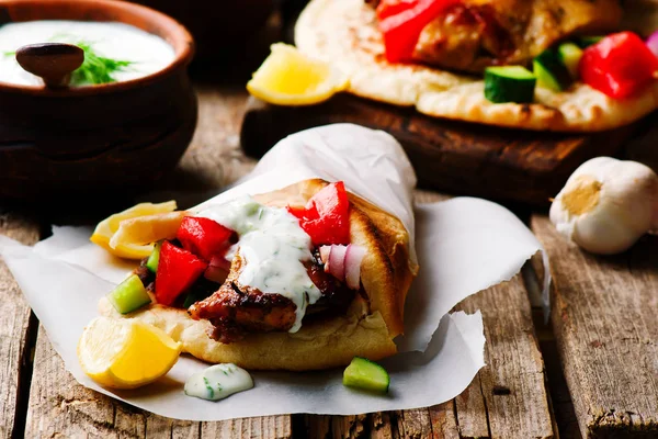 Kuřecí řecký gyros s tzatziki — Stock fotografie