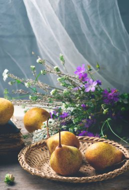 Armut ve çiçekler ile sonbahar natürmort 